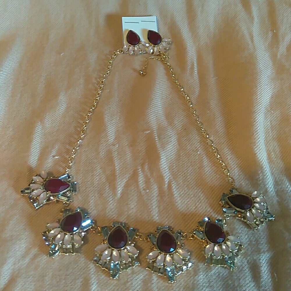 A necklace jewelry set
